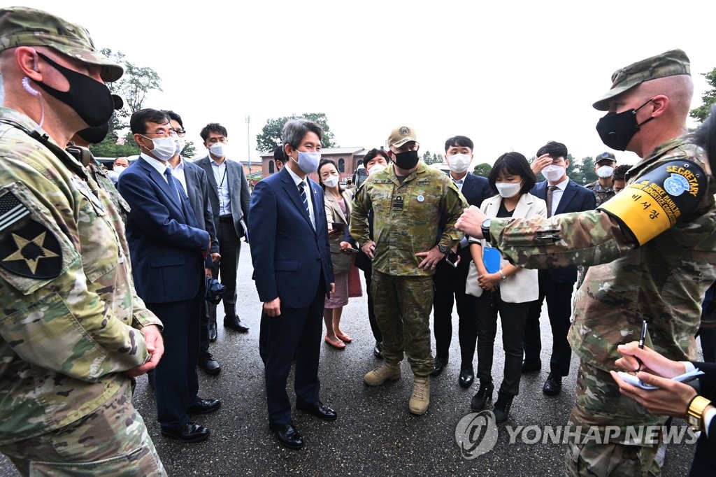 Unification Minister Lee In-young (C), South Korea's point man for inter-Korean relations, listens to a U.S. soldier as he visits the joint security area of the truce village of Panmunjom on Sept. 16, 2020. (Pool photo) (Yonhap)