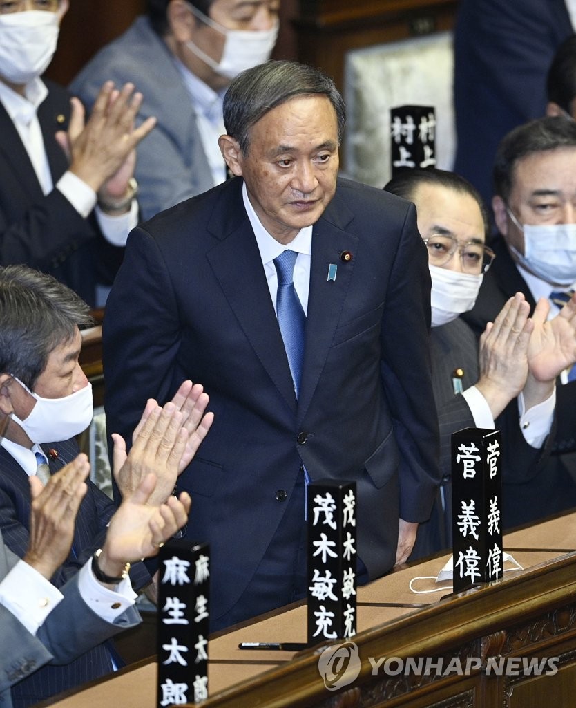 '총리로 지명된 순간'…일어서서 인사하는 스가 일본 새 총리