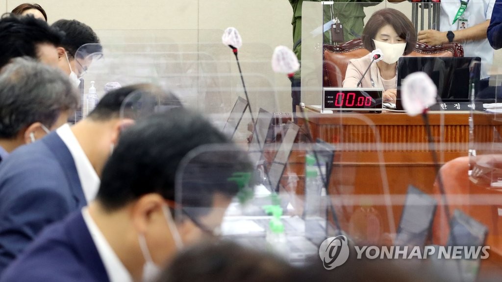 보건복지위 전체회의 주재하는 한정애 위원장