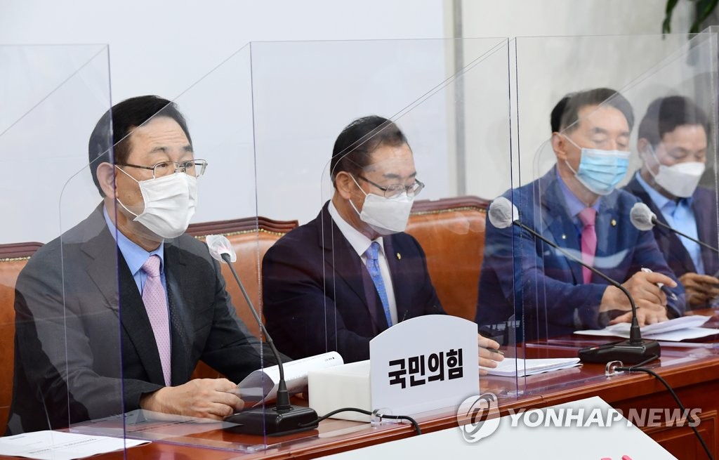 정책위의장단 제1차 회의에서 발언하는 주호영