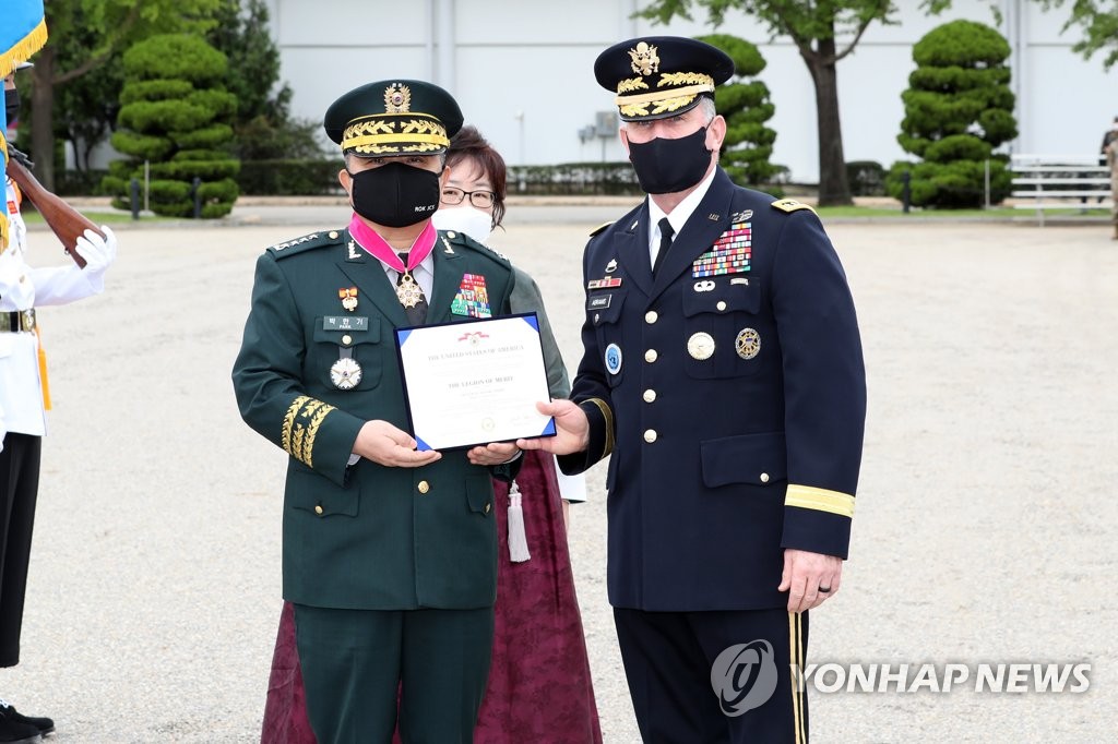 감사패 받은 박한기 합참의장