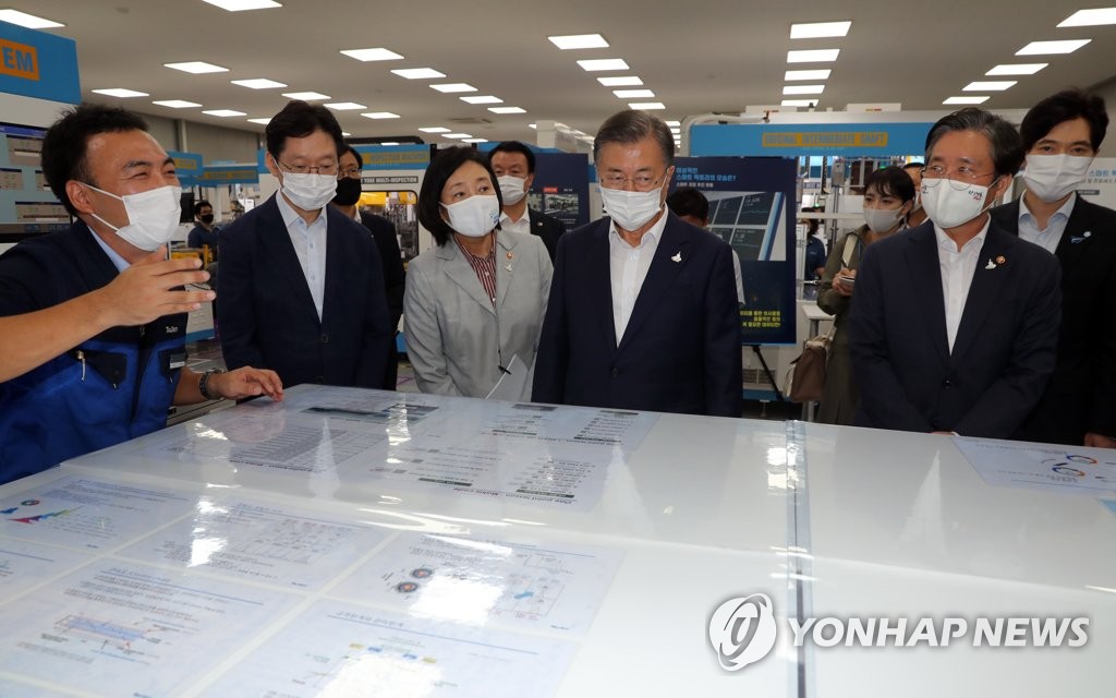 President Moon Jae-in (4th from L) tours a factory of Taelim Industrial Co. at the National Industrial Complex in Changwon, South Gyeongsang Province, 300 kilometers south of Seoul, on Sept. 17, 2020. (Yonhap)