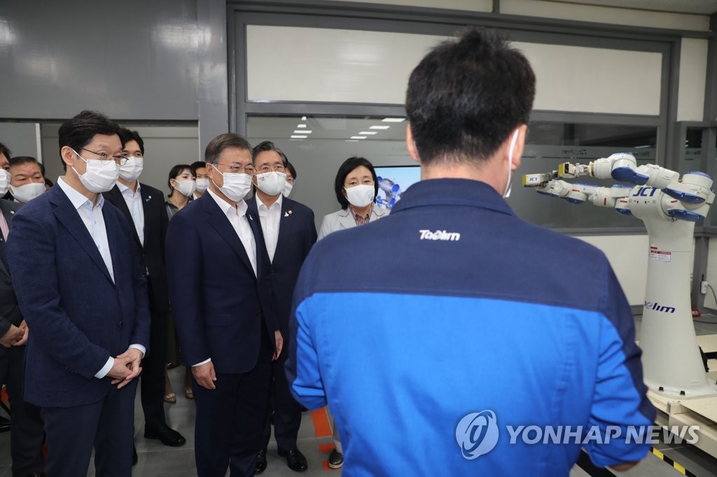스마트공장 시설 안내받는 문 대통령