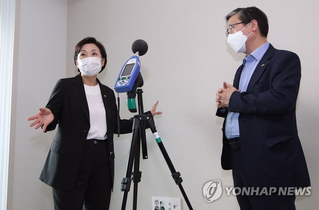 공공임대주택 벽간 소음 점검하는 김현미 장관