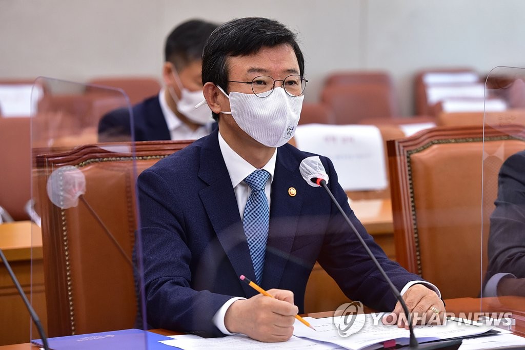 Oceans minister at parliamentary session Oceans minister at parliamentary session
