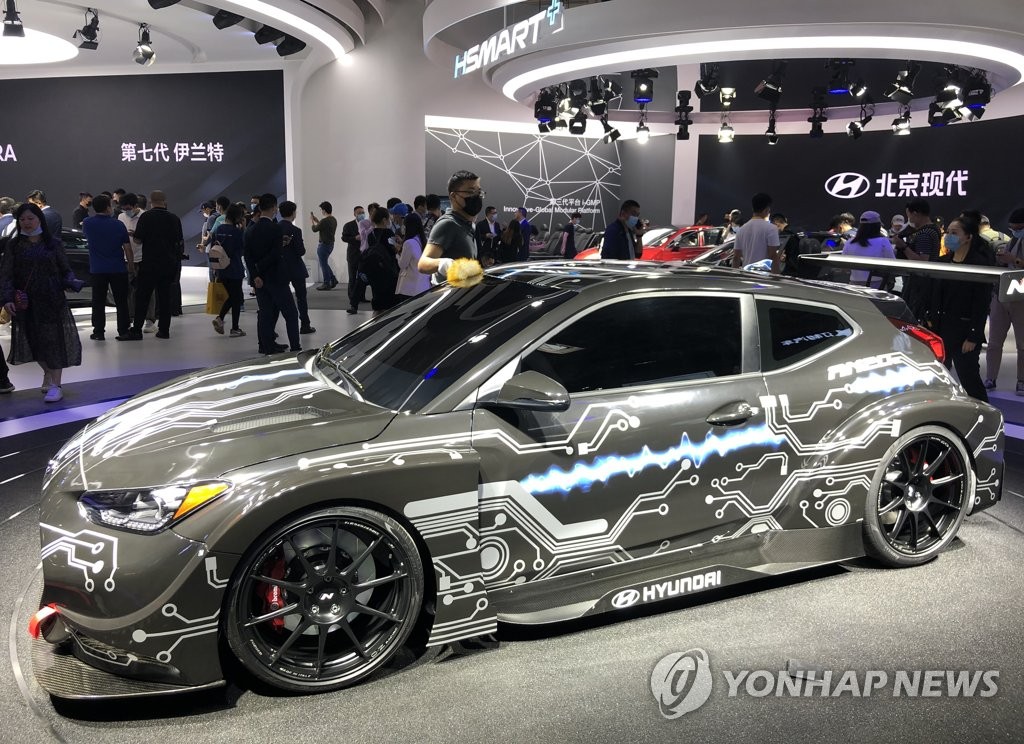 ベール脱いだ高性能EV ベール脱いだ高性能EV