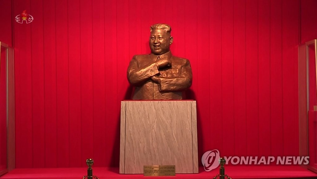 시진핑이 작년 방북 때 선물한 김정은 반신동상