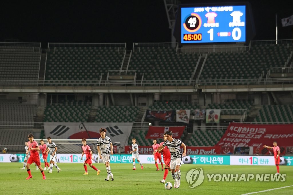 An exhibition match between the South Korean men's senior national football team and the under-23 national team takes place at an empty Goyang Stadium in Goyang, Gyeonggi Province, on Oct. 9, 2020. (Yonhap)