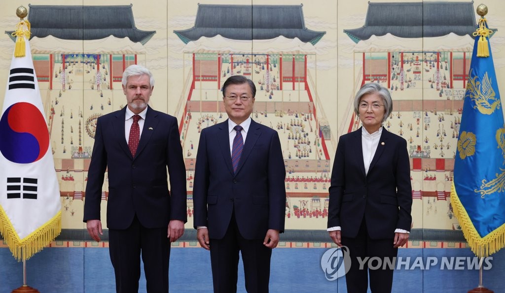 문 대통령, 주한 독일대사와 기념촬영
