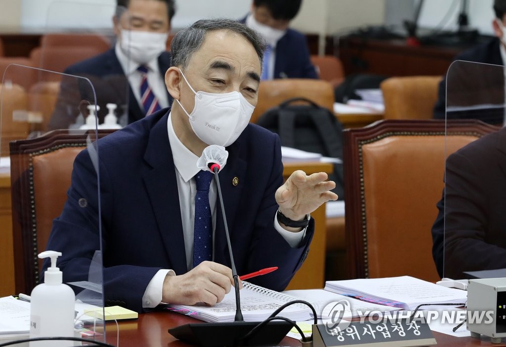 답변하는 왕정홍 방위사업청장