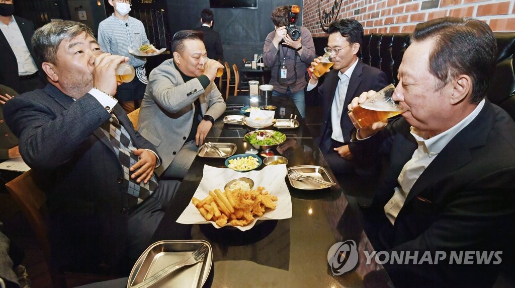 맥주 마시는 박용만 회장과 김동명 위원장