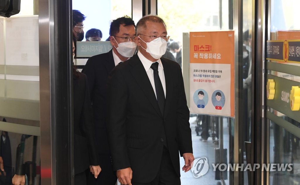 Hyundai Motor Group Chairman Chung Euisun enters a funeral hall at Samsung Medical Center in Seoul to attend a funeral service for late Samsung Group chief Lee Kun-hee on Oct. 26, 2020. (Pool photo) (Yonhap)