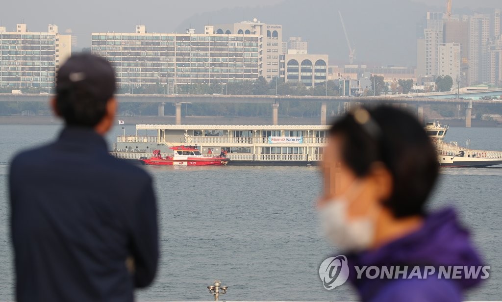 훈련 바라보는 시민들
