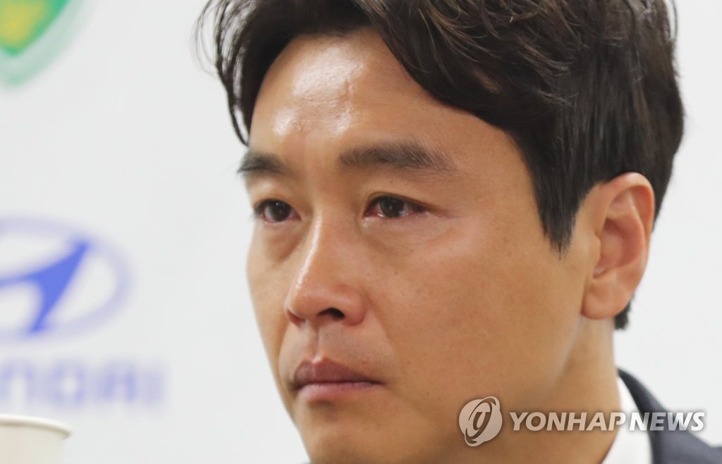 Jeonbuk Hyundai Motor striker Lee Dong-guk retires Jeonbuk Hyundai Motor striker Lee Dong-guk retires