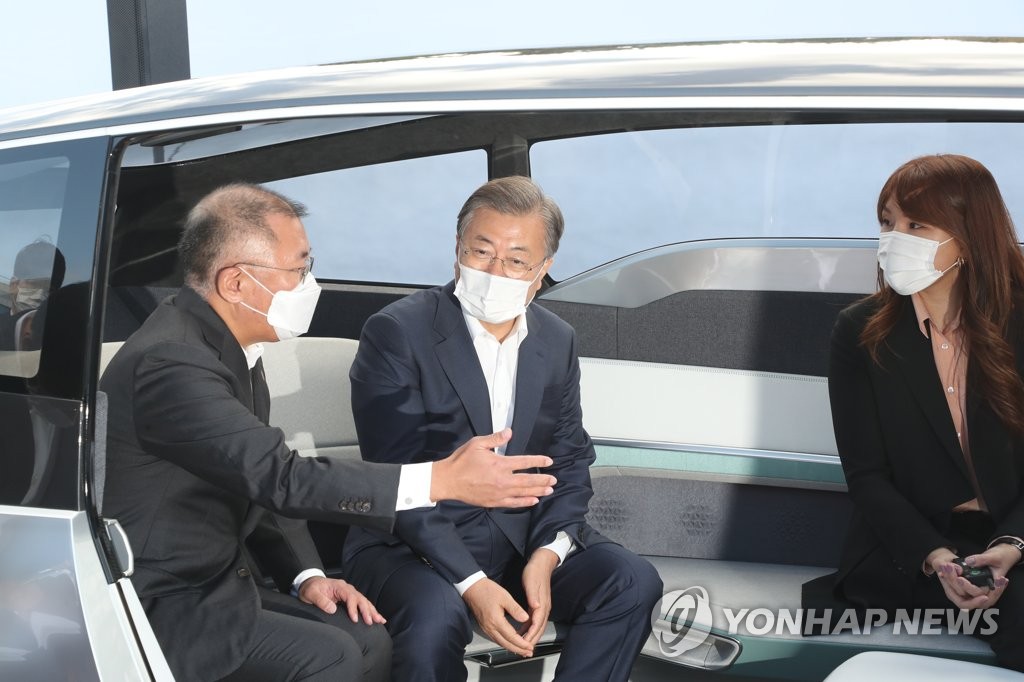 Moon visits Hyundai Motor plant Moon visits Hyundai Motor plant