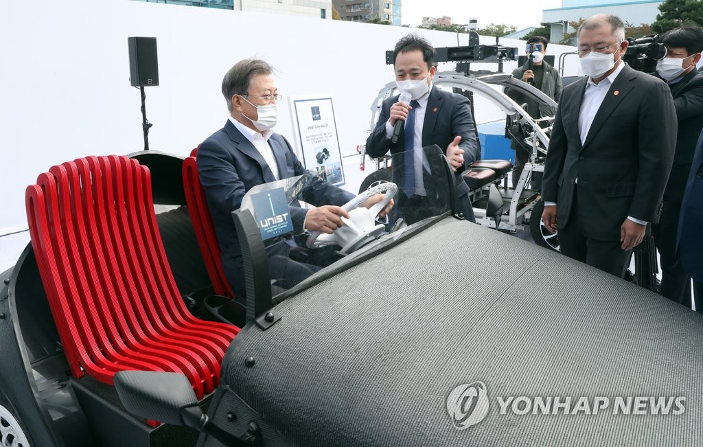 Moon visits Hyundai Motor plant Moon visits Hyundai Motor plant