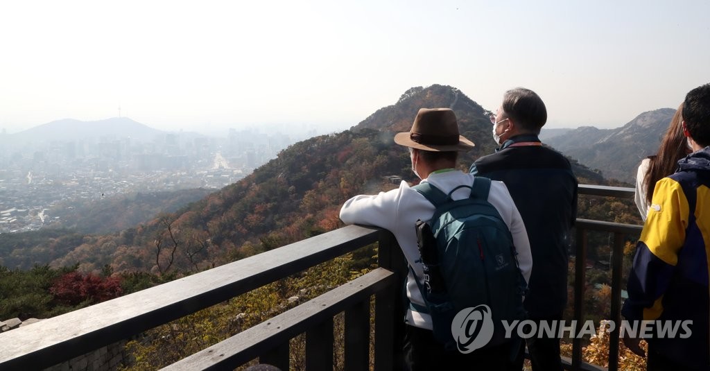 곡장 전망대에 올라선 문 대통령