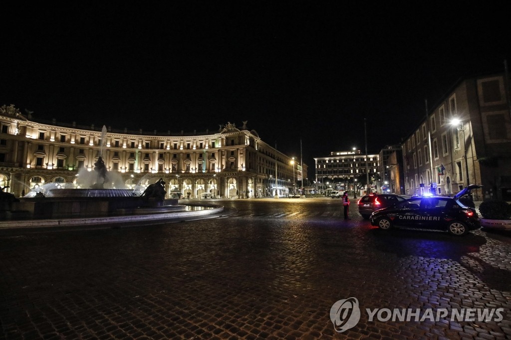 코로나19 야간 통금 단속하는 이탈리아 경찰관들