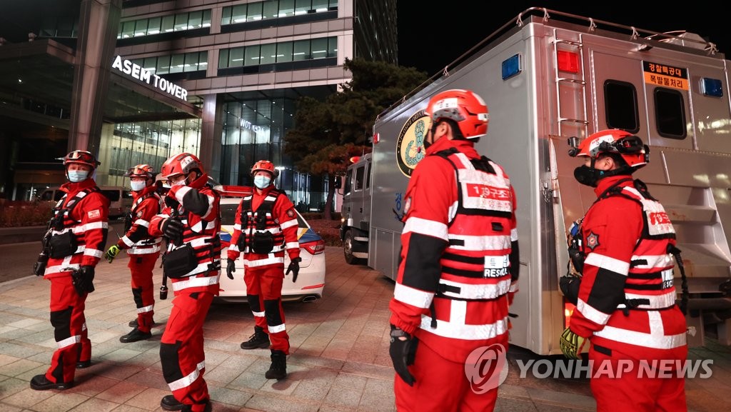 아셈타워 폭발물 수색 들어가는 소방대원들