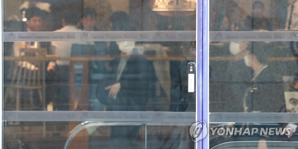 확진자 급증…거리두기 상향 조정 검토