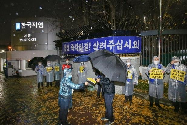 임단협 타결 촉구 피켓 시위하는 한국GM 협신회