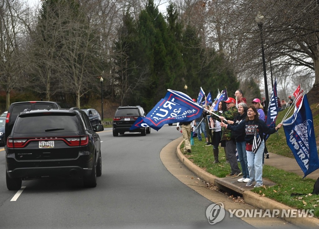 골프장 가는 트럼프 차량에 환호하는 지지자들