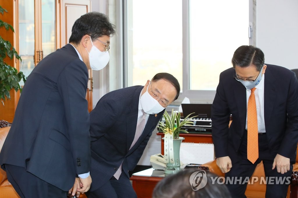 예산안조정 앞두고 예결위 찾은 경제부총리와 문체부 장관