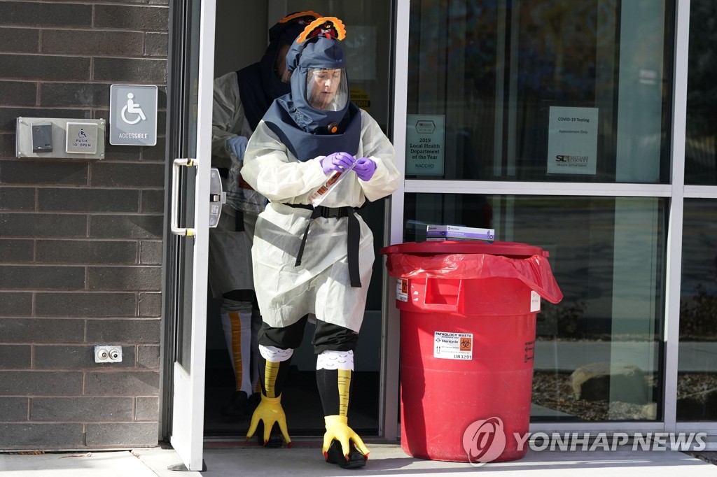 추수감사절 맞아 칠면조 복장으로 코로나 검사하는 미 간호사