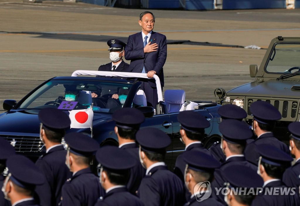 항공자위대 사열 스가 일본 총리
