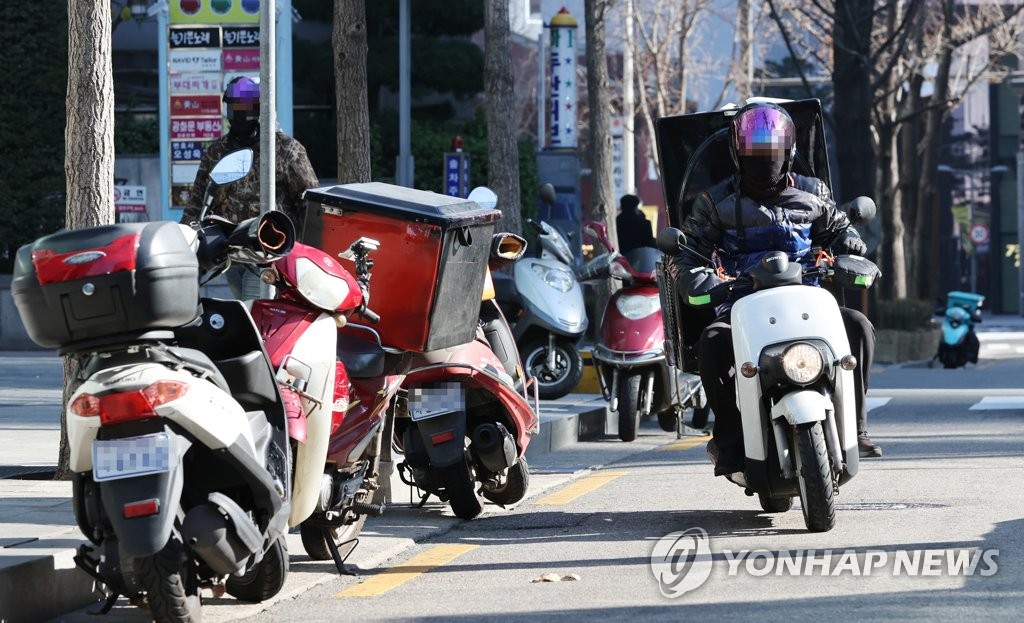 음식 주문 급증에 라이더 부족