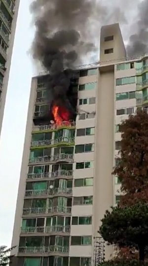 Fire erupts at apartment building in Gunpo Fire erupts at apartment building in Gunpo