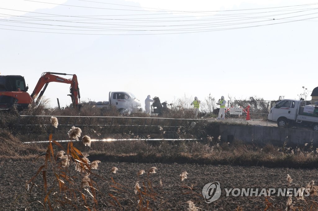 Quarantine officials prepare to cull ducks from a poultry farm in Yeongam, 308 kilometers south of Seoul, on Dec. 6, 2020, after it reported a highly pathogenic avian influenza case. (Yonhap)