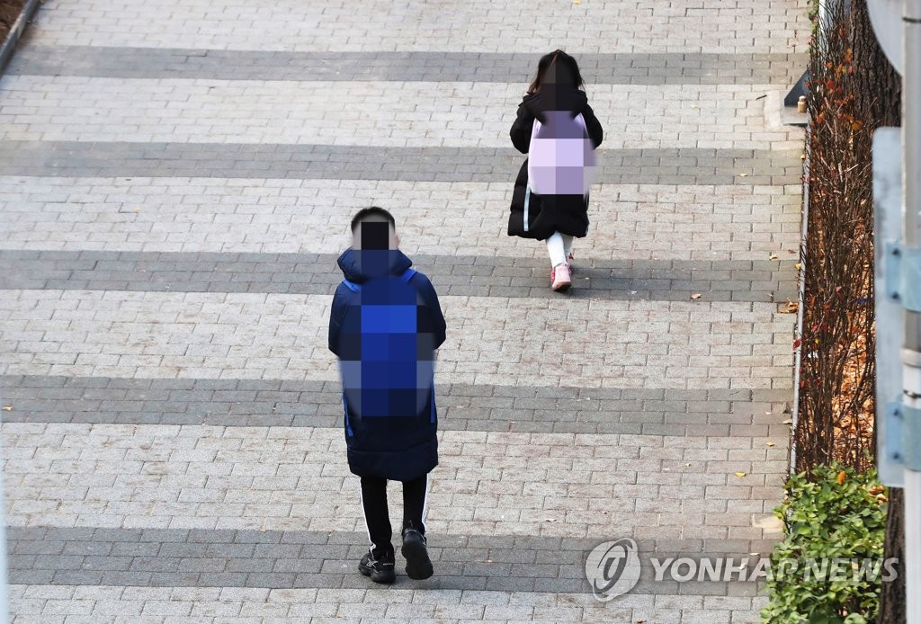서울의 한 초등학교에서 어린이들이 등교하고 있다. [연합뉴스 자료사진]