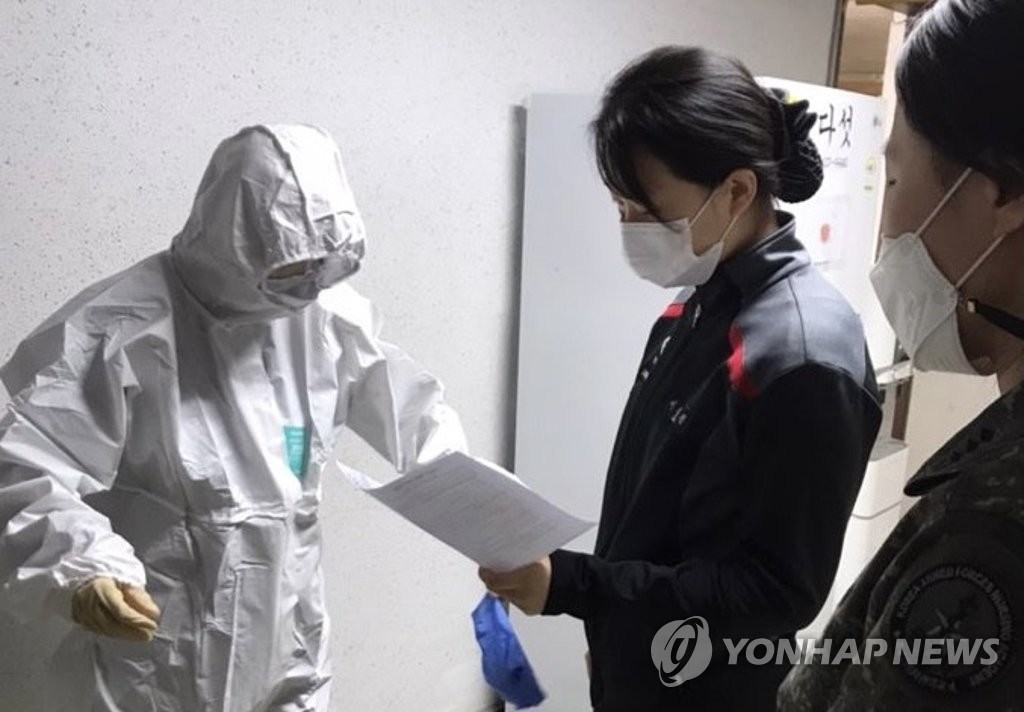 A military nursing academy cadet (L) puts on protective gear, in this photo provided by the defense ministry on Dec. 18, 2020. (PHOTO NOT FOR SALE) (Yonhap)