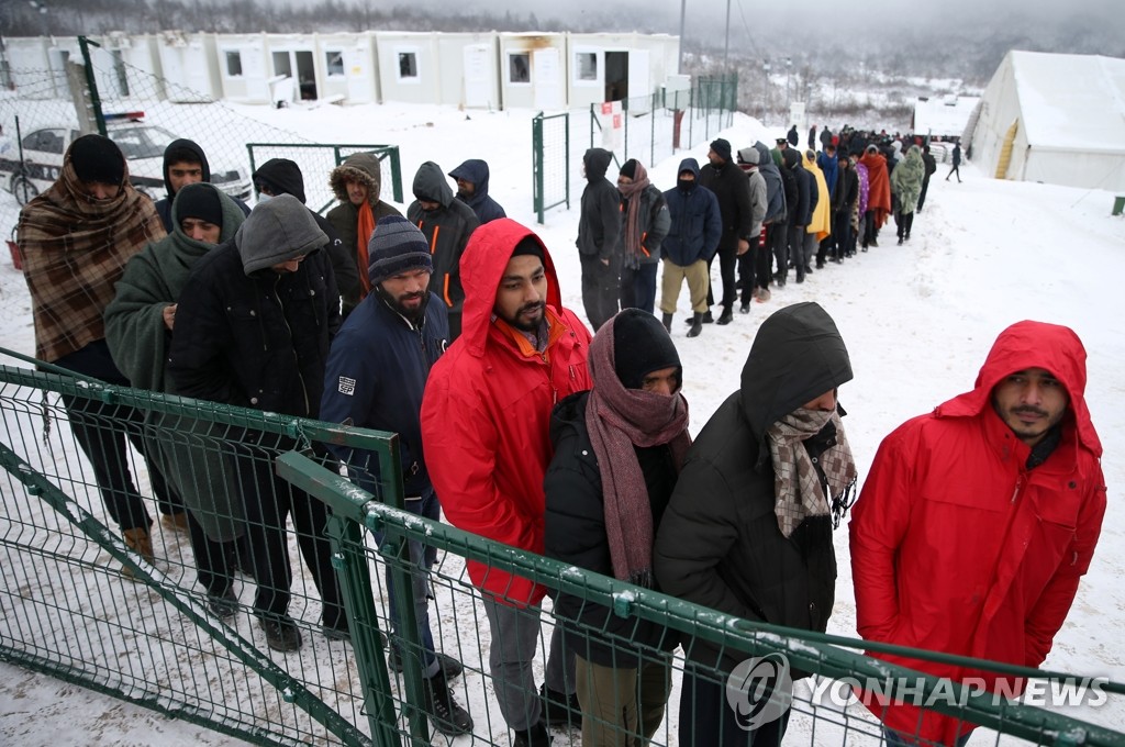 식량 배급 기다리는 보스니아헤르체고비나 체류 난민