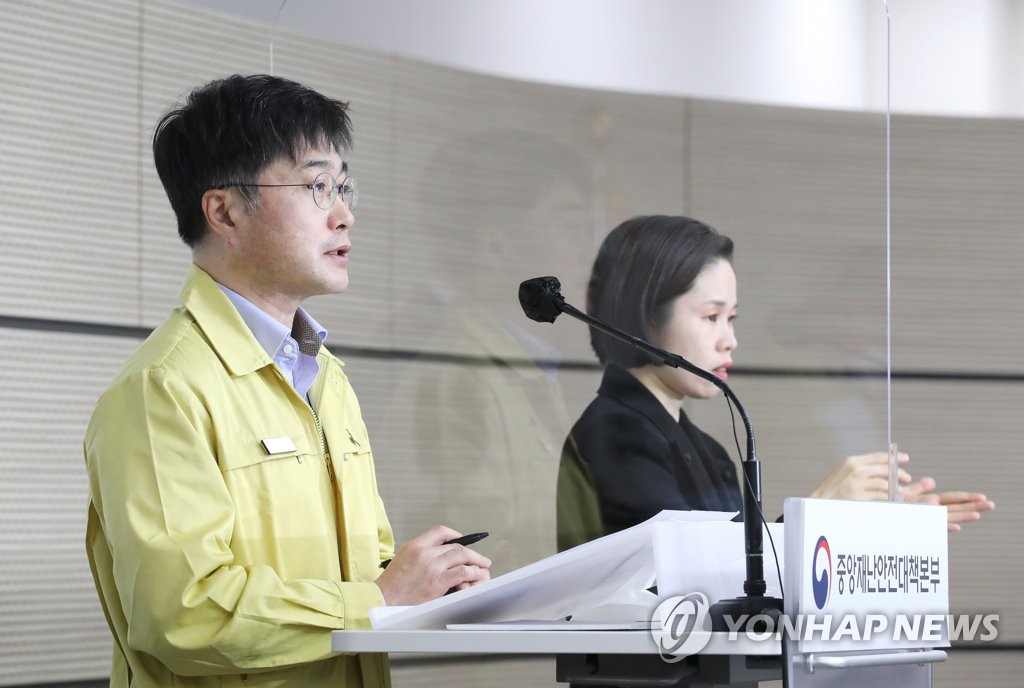 질문에 답변하는 윤태호 방역총괄반장