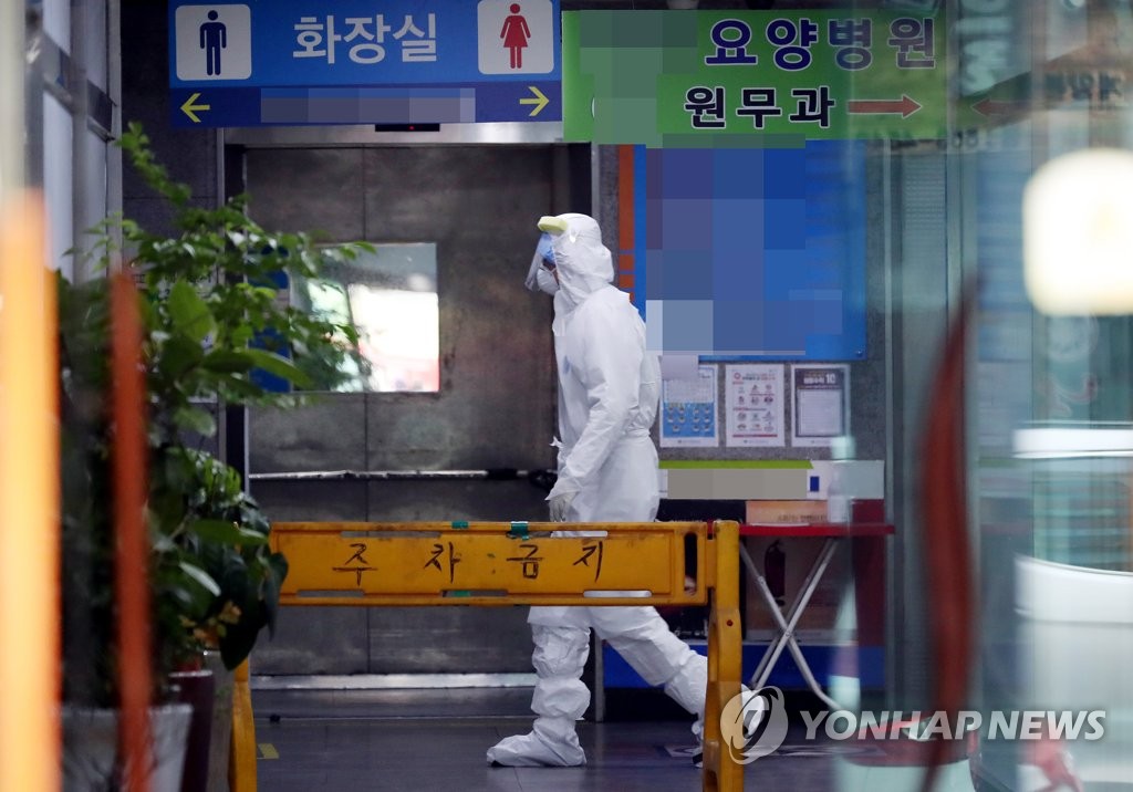 A medical worker walks in a hospital in Incheon, west of Seoul, on Jan. 4, 2020, which reported 48 COVID-19 cases. (Yonhap)