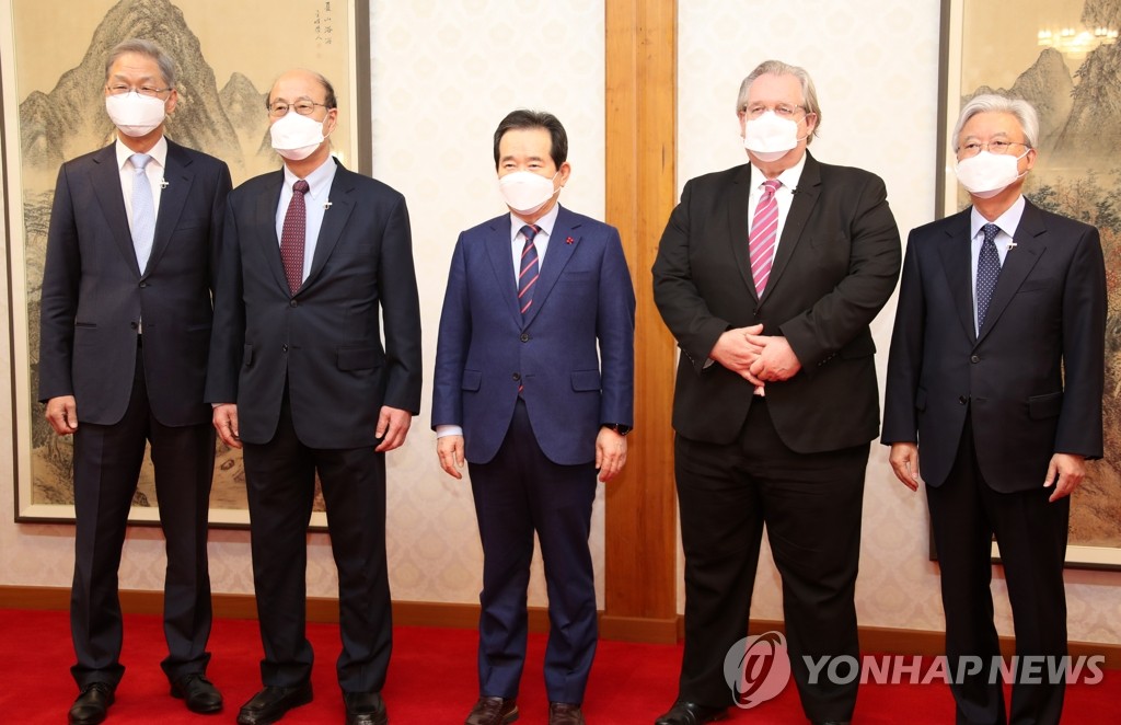 목요대화 참석자들과 기념촬영 하는 정세균 총리