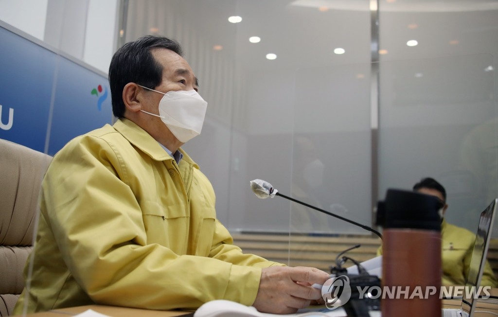 Prime Minister Chung Sye-kyun speaks during a meeting of the Central Disaster and Safety Countermeasure Headquarters held at Seoul City Hall on Jan. 11, 2021. (Yonhap)