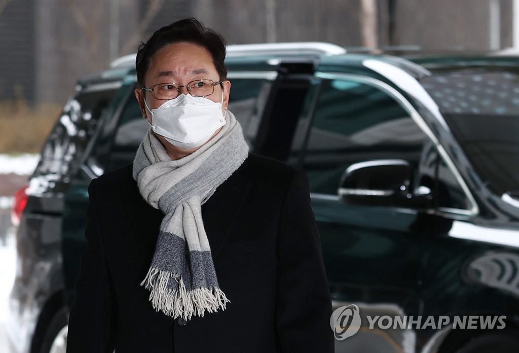 사무실 들어서는 박범계 법무장관 후보자
