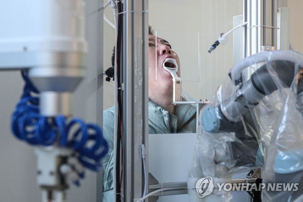 중국에 등장한 코로나19 샘플 채취 로봇