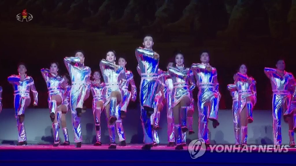 북한의 경쾌한 춤사위…8차 당대회 기념공연 열려