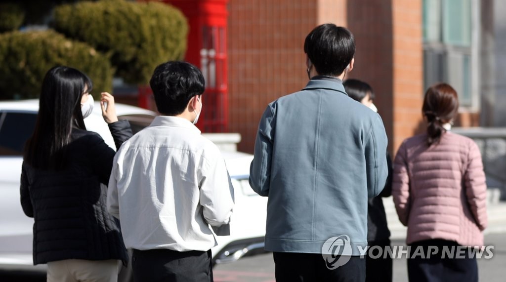 동장군 어디갔나?…가벼운 옷차림