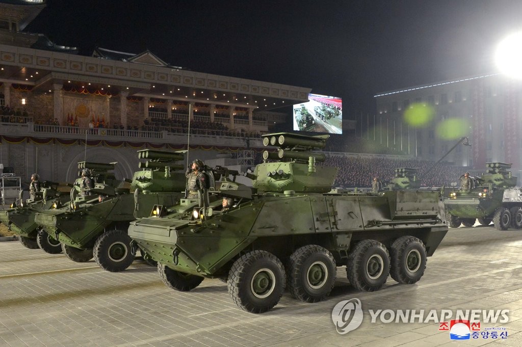 북한 야간열병식에서 군사력 과시