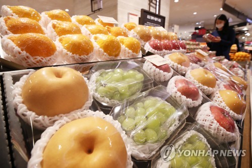 Fruit baskets are displayed at a department store in central Seoul on Jan. 18, 2021. (Yonhap)