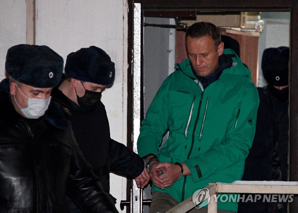 '30일간 구속' 판결 후 수갑 차고 경찰서 나서는 나발니