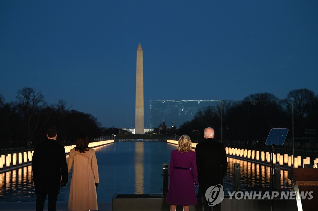 배우자와 나란히 코로나19 희생자 추모하는 바이든ㆍ해리스