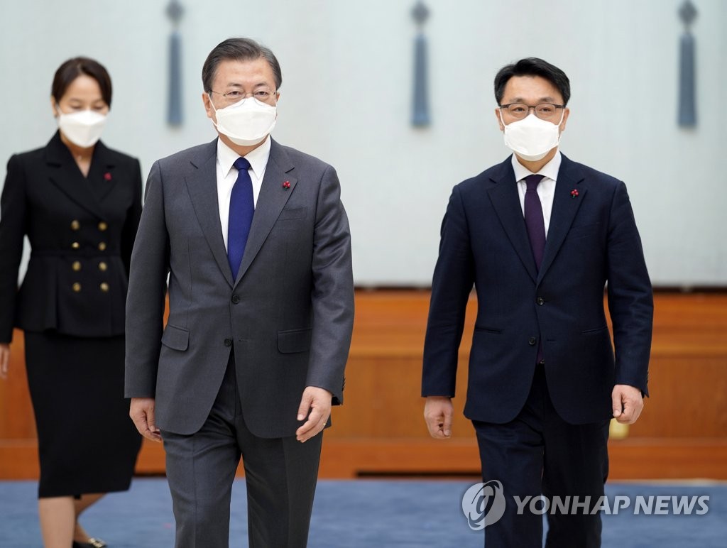 환담장 이동하는 문재인 대통령과 김진욱 공수처장