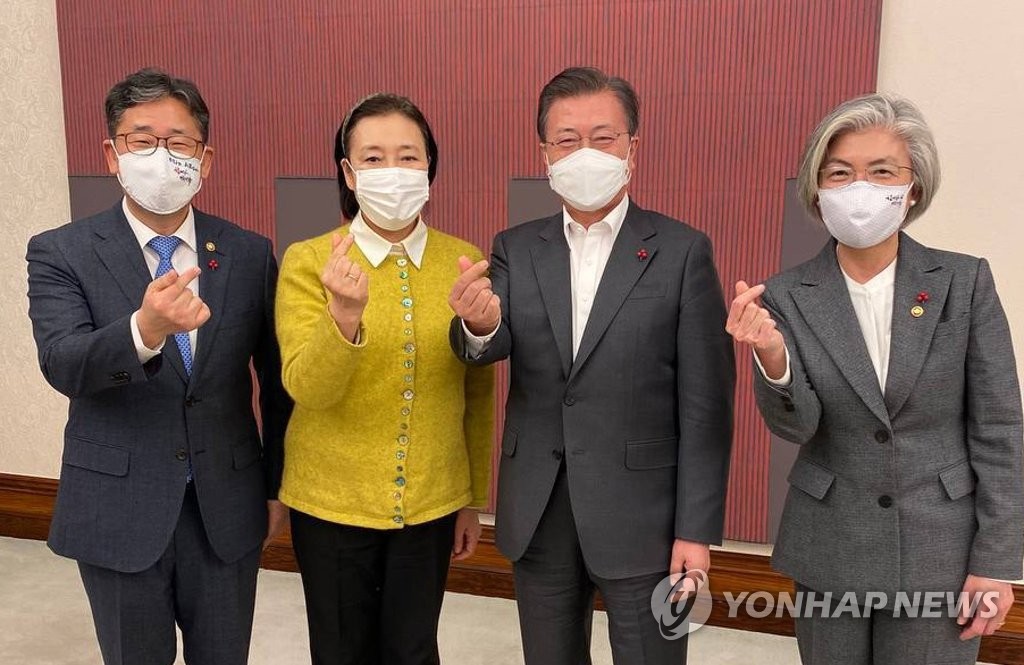 Moon meets outgoing ministers over dinner Moon meets outgoing ministers over dinner
