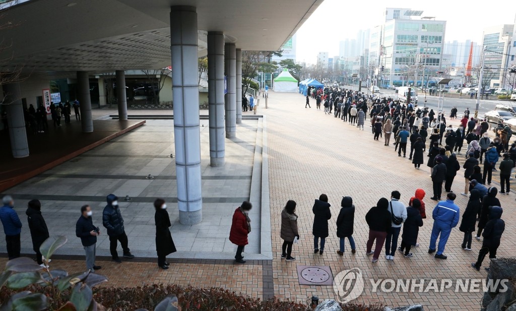 코로나19 검사 대기 중인 포항시민